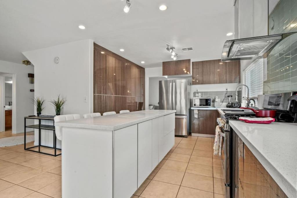 Apartment Work, Life, Luxury! Luxe Vegas W Firepit+pool *